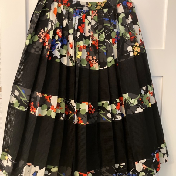 Banana Republic pleated A-line floral skirt size 4 - Picture 2 of 7